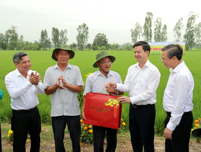 L&atilde;nh đạo TP Cần Thơ ph&aacute;t động "Tết trồng c&acirc;y" v&agrave; thăm đồng đầu năm mới - Ảnh 7.