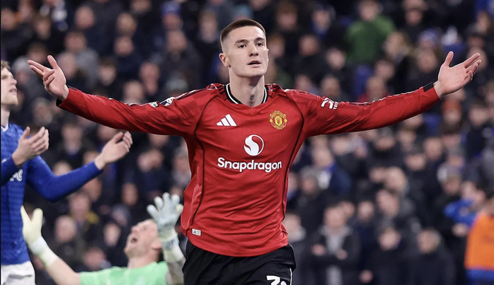 Benjamin Sesko sắm vai si&ecirc;u dự bị, Man United nối d&agrave;i mạch bất bại - Ảnh 4.