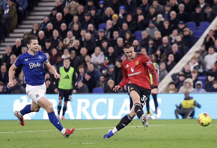 Benjamin Sesko sắm vai si&ecirc;u dự bị, Man United nối d&agrave;i mạch bất bại - Ảnh 3.