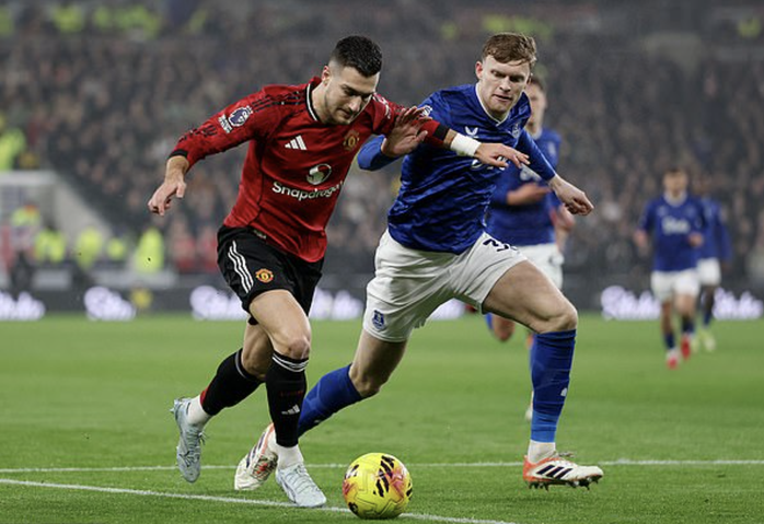 Benjamin Sesko sắm vai si&ecirc;u dự bị, Man United nối d&agrave;i mạch bất bại - Ảnh 1.