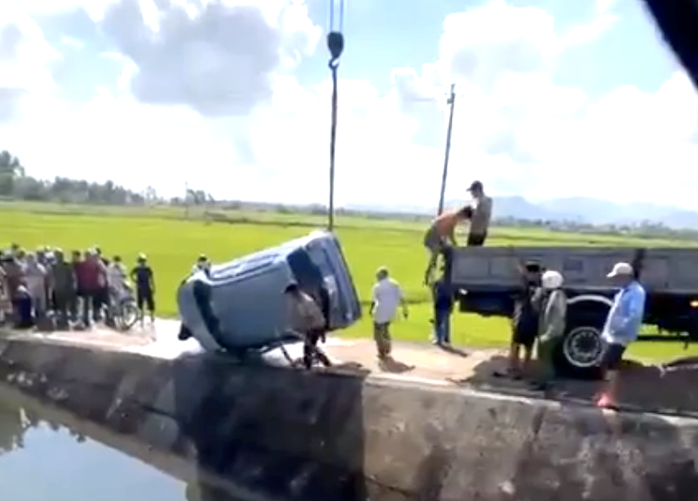 Ph&aacute;t hiện thi thể đ&ocirc;i nam nữ c&ugrave;ng &ocirc; t&ocirc; ch&igrave;m dưới đập nước - Ảnh 1.