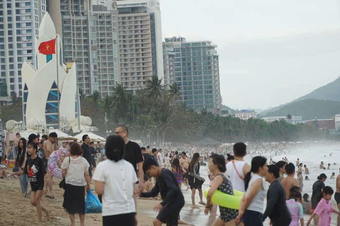 Du lịch Tết bùng nổ 2026: 14 Triệu lượt khách và tăng trưởng ấn tượng - Ảnh 1. Du lịch Tết bùng nổ 2026: 14 Triệu lượt khách và tăng trưởng ấn tượng - Ảnh 1.