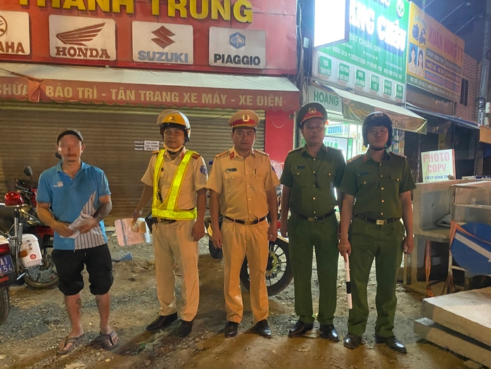 Đồng loạt ra qu&acirc;n tr&ecirc;n 10 phường, xử l&yacute; loạt lỗi vi phạm - Ảnh 2.