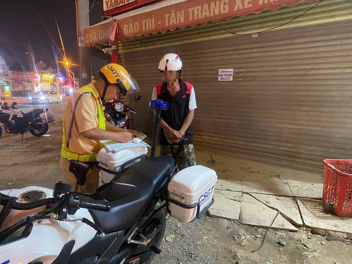 Đồng loạt ra qu&acirc;n tr&ecirc;n 10 phường, xử l&yacute; loạt lỗi vi phạm - Ảnh 3.