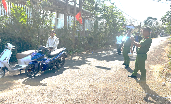 L&acirc;m Đồng: Bắt nhanh t&ecirc;n cướp lẩn trốn trong rẫy c&agrave; ph&ecirc; - Ảnh 1.