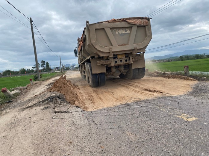 Siết chặt vận chuyển đất phục vụ Dự &aacute;n s&acirc;n bay Ph&ugrave; C&aacute;t năm 2026 - Ảnh 1.
