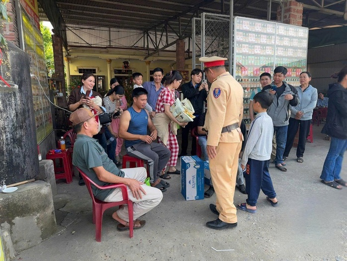 Xe kh&aacute;ch hỏng dọc đường , h&agrave;nh kh&aacute;ch cầu cứu CSGT giữa trời nắng - Ảnh 1.