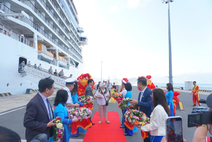 Khánh Hòa: Đón tàu biển cùng 800 du khách xông đất Tết Bính Ngọ - Ảnh 1.