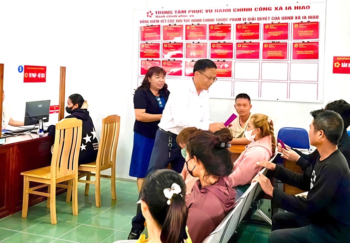 Người d&acirc;n Ia Hiao bất ngờ nhận l&igrave; x&igrave; ch&uacute;c Tết khi l&agrave;m giấy tờ đất - Ảnh 1.