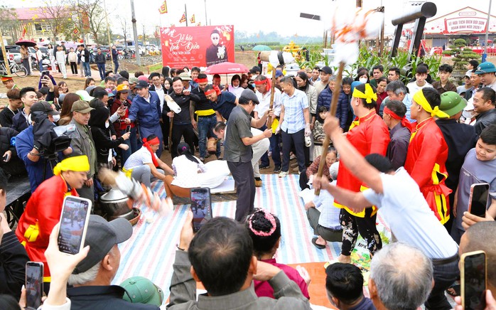 B&iacute; thư Ninh B&igrave;nh xuống đồng đi c&agrave;y ở lễ hội Tịch điền 2026 - Ảnh 4.