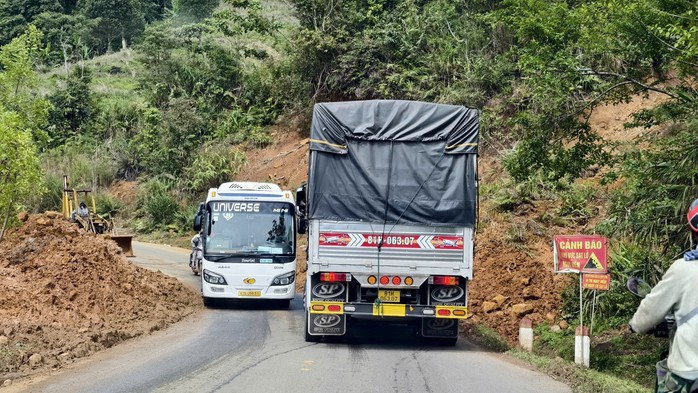 Sớm n&acirc;ng cấp tuyến đường huyết mạch nối Đ&ocirc;ng - T&acirc;y Quảng Ng&atilde;i - Ảnh 1.