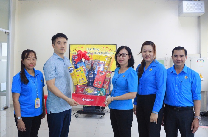 L&atilde;nh đạo LĐLĐ TP Cần Thơ "x&ocirc;ng đất" doanh nghiệp đầu năm - Ảnh 4.