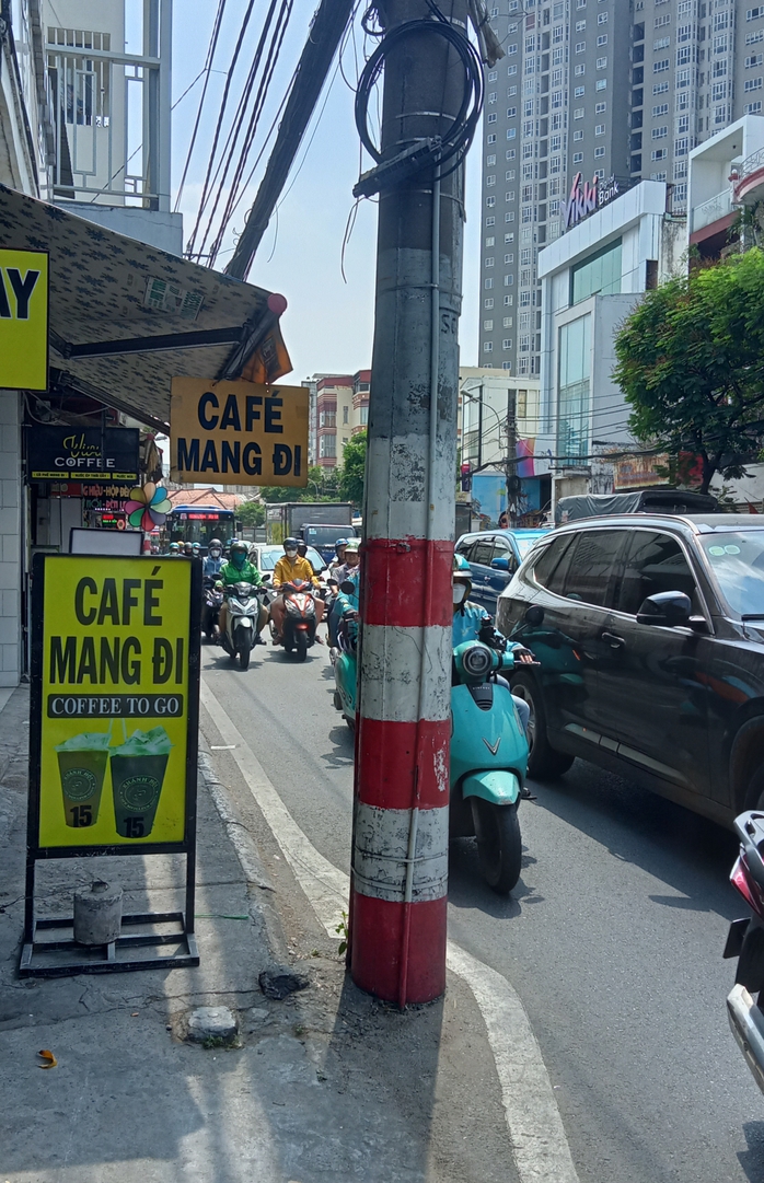 Mối nguy từ trụ điện dưới đường - Ảnh 1.