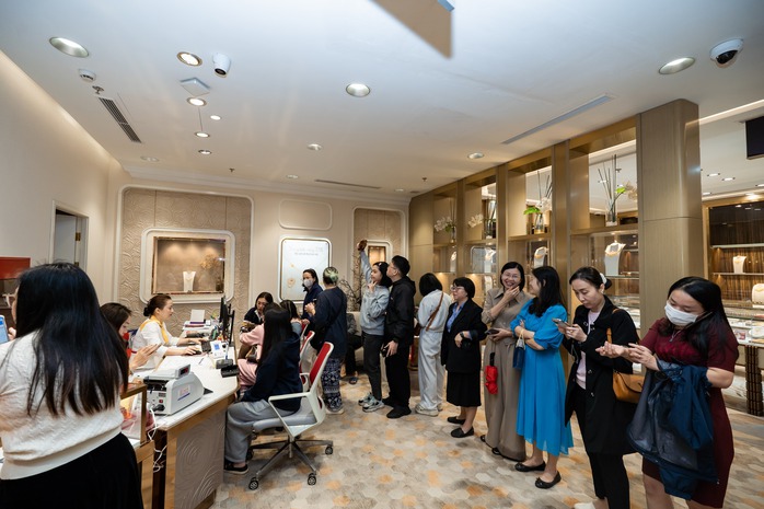 Gi&aacute; bạc h&ocirc;m nay 24-2: Một thương hiệu bạc qu&aacute; tải ngay trong ng&agrave;y mở b&aacute;n đầu ti&ecirc;n - Ảnh 1.