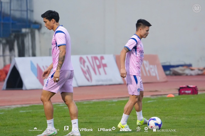 Đo&agrave;n Văn Hậu ghi b&agrave;n từ giữa s&acirc;n, CAHN thắng ngược kịch t&iacute;nh - Ảnh 2.