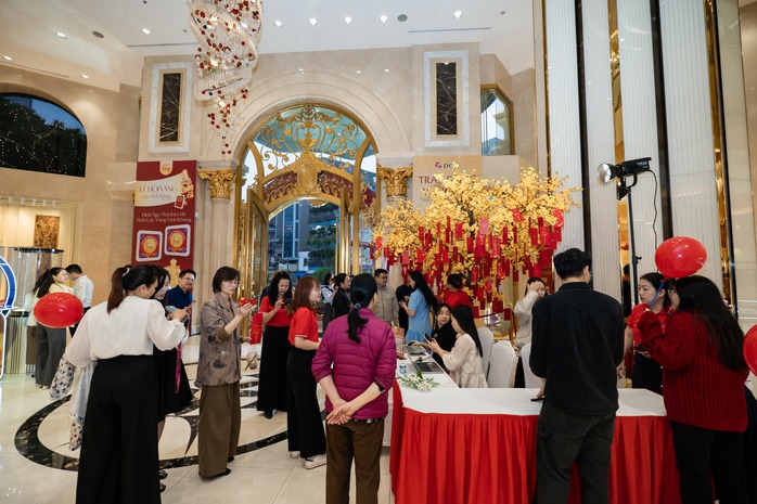 Gi&aacute; bạc h&ocirc;m nay 24-2: Một thương hiệu bạc qu&aacute; tải ngay trong ng&agrave;y mở b&aacute;n đầu ti&ecirc;n - Ảnh 2.