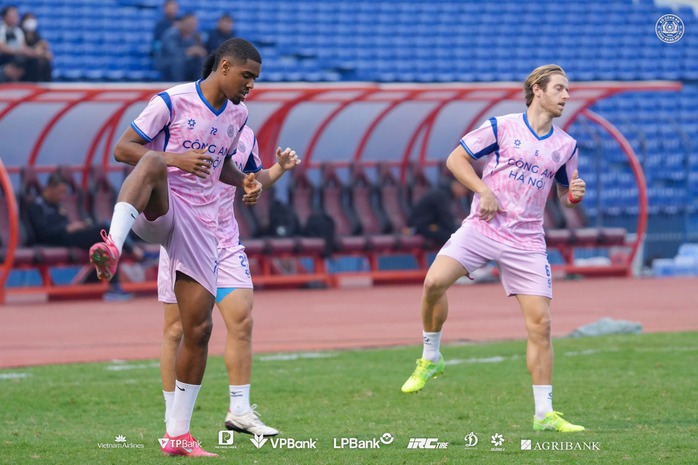 Đo&agrave;n Văn Hậu ghi b&agrave;n từ giữa s&acirc;n, CAHN thắng ngược kịch t&iacute;nh - Ảnh 3.