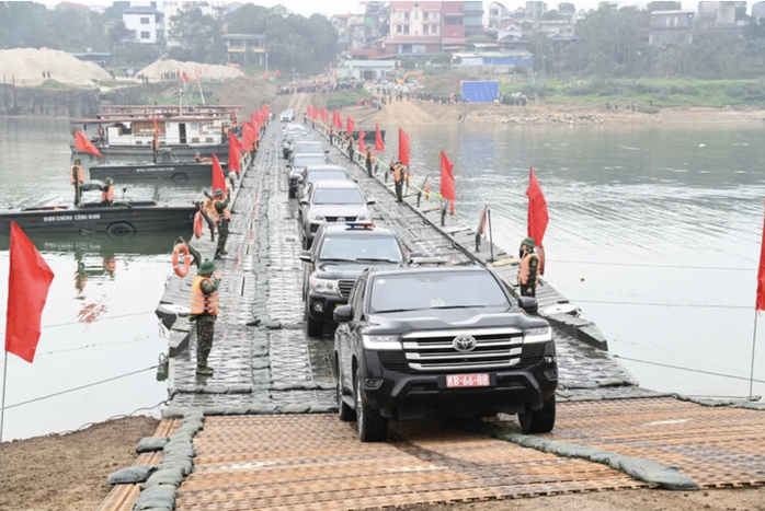 Cầu phao s&ocirc;ng L&ocirc; tạm dừng khai th&aacute;c để bảo đảm an to&agrave;n giao th&ocirc;ng cho người d&acirc;n - Ảnh 1.