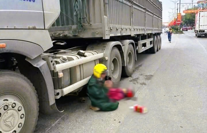 Chồng quỳ gối chắp tay b&ecirc;n thi thể vợ bị xe đầu k&eacute;o c&aacute;n tử vong - Ảnh 1.