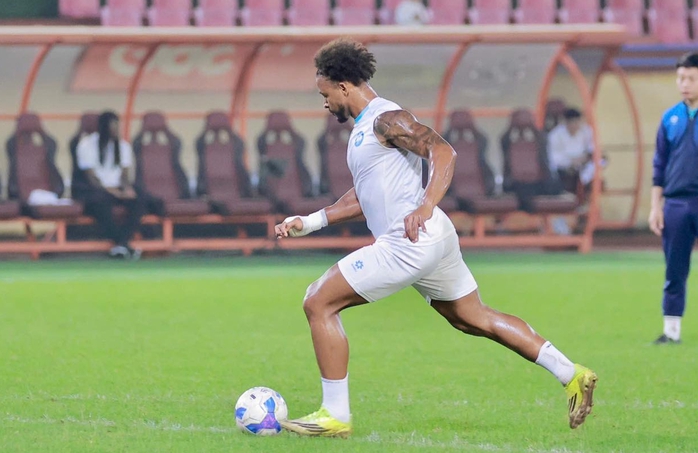 Xu&acirc;n Son tiếp tục "tịt ng&ograve;i", Nam Định nhận trận thua thứ 5 tại V-League 2025-2026 - Ảnh 2.