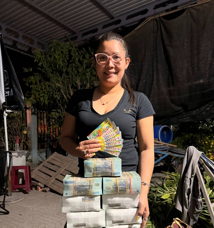 Người phụ nữ gây sốt đổi 46 vé trúng độc đắc Xổ số miền Nam trong 3 ngày - Ảnh 3. Người phụ nữ gây sốt đổi 46 vé trúng độc đắc Xổ số miền Nam trong 3 ngày - Ảnh 3.