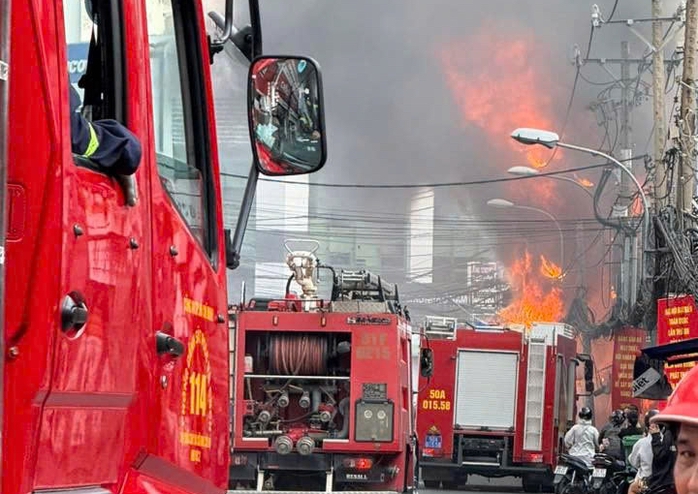 Ch&aacute;y lớn cửa h&agrave;ng nội thất ở TPHCM - Ảnh 2.