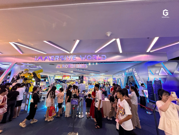 D&ograve;ng người đổ về GIGAMALL du xu&acirc;n, khu game c&ocirc;ng nghệ trở th&agrave;nh t&acirc;m điểm giải tr&iacute; đầu năm - Ảnh 1.