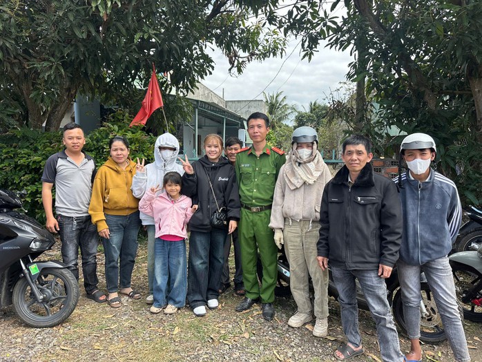 Gi&uacute;p d&acirc;n giữa đường xu&acirc;n, c&aacute;n bộ c&ocirc;ng an x&atilde; ở Gia Lai được cộng đồng khen ngợi - Ảnh 3.