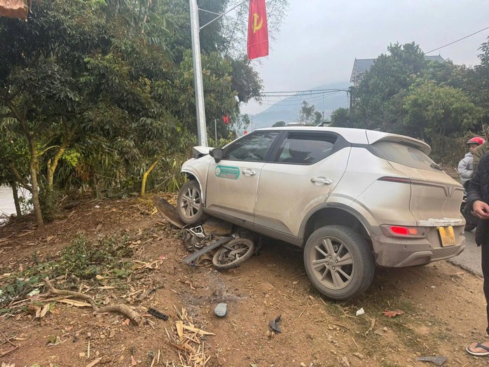 Ô tô chạy lấn làn tông thầy hiệu trưởng đi xe máy tử vong tại chỗ - Ảnh 1.