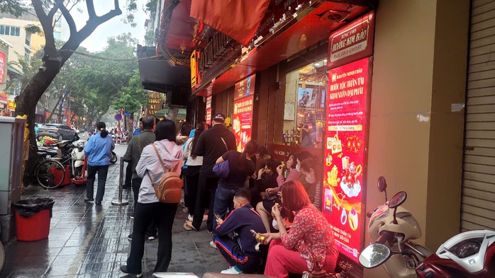 Người dân xếp hàng chờ mua vàng trước ngày vía Thần Tài 2026 - Ảnh 3. Người dân xếp hàng chờ mua vàng trước ngày vía Thần Tài 2026 - Ảnh 3.