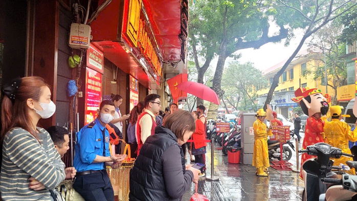 Người dân xếp hàng chờ mua vàng trước ngày vía Thần Tài 2026 - Ảnh 1. Người dân xếp hàng chờ mua vàng trước ngày vía Thần Tài 2026 - Ảnh 1.