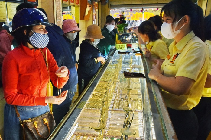 Giá vàng hôm nay 24 - 2: Biến động mạnh trước vía Thần Tài - Ảnh 2. Giá vàng hôm nay 24 - 2: Biến động mạnh trước vía Thần Tài - Ảnh 2.