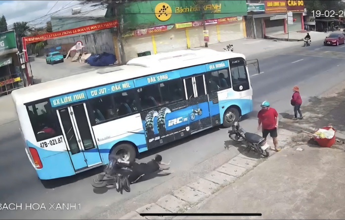 Va chạm xe bu&yacute;t với xe đạp điện khiến học sinh bị thương tại L&acirc;m Đồng - Ảnh 1.