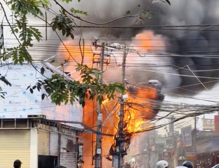 Ch&aacute;y lớn cửa h&agrave;ng nội thất ở TPHCM - Ảnh 4.