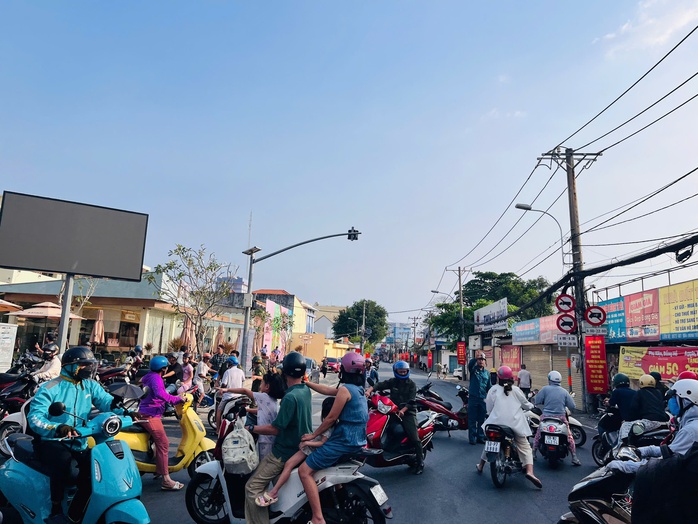 L&atilde;nh đạo phường th&ocirc;ng tin vụ ch&aacute;y cửa h&agrave;ng đồ gỗ To&agrave;n Cầu ở TPHCM - Ảnh 2.