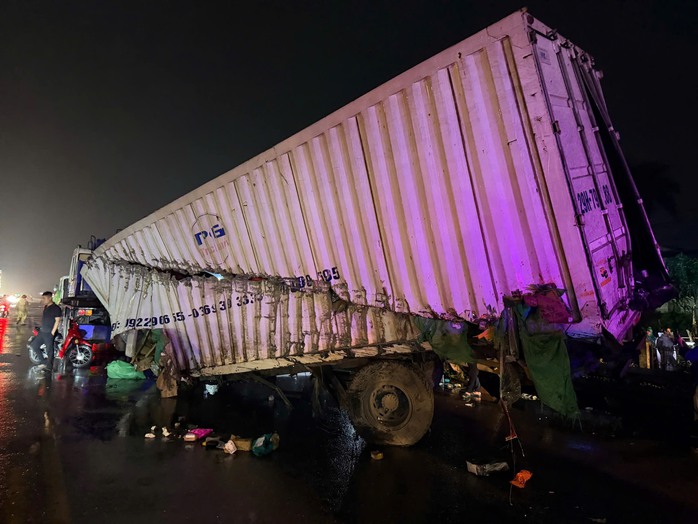 Tai nạn giao th&ocirc;ng nghi&ecirc;m trọng ở H&agrave; Nội khiến t&agrave;i xế xe tải tử vong tại chỗ - Ảnh 1.