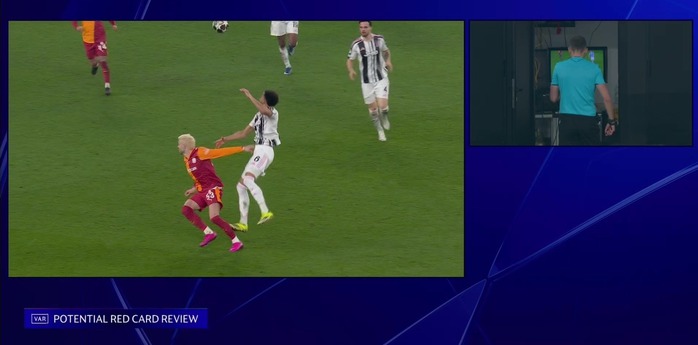 Tình huống hiếm thấy trong trận Juventus bị loại điên rồ ở Champions League - Ảnh 1.