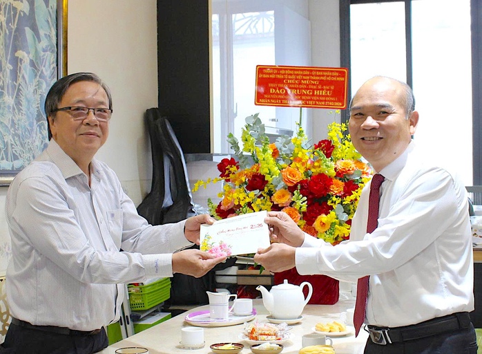 Lãnh đạo TPHCM tri ân các "cây cao bóng cả" ngành y tế - Ảnh 5.