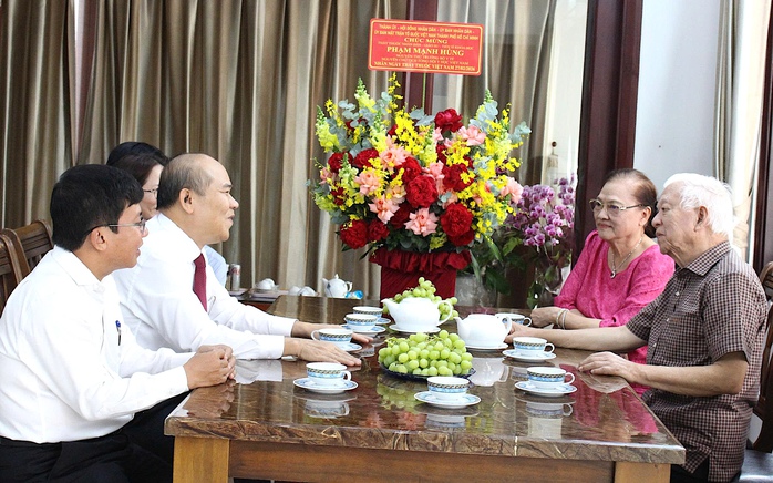 Lãnh đạo TPHCM tri ân các "cây cao bóng cả" ngành y tế - Ảnh 4.