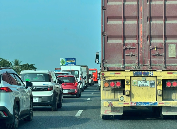 L&agrave;m g&igrave; để giảm &ugrave;n tắc giao th&ocirc;ng? (*): v - Ảnh 1.