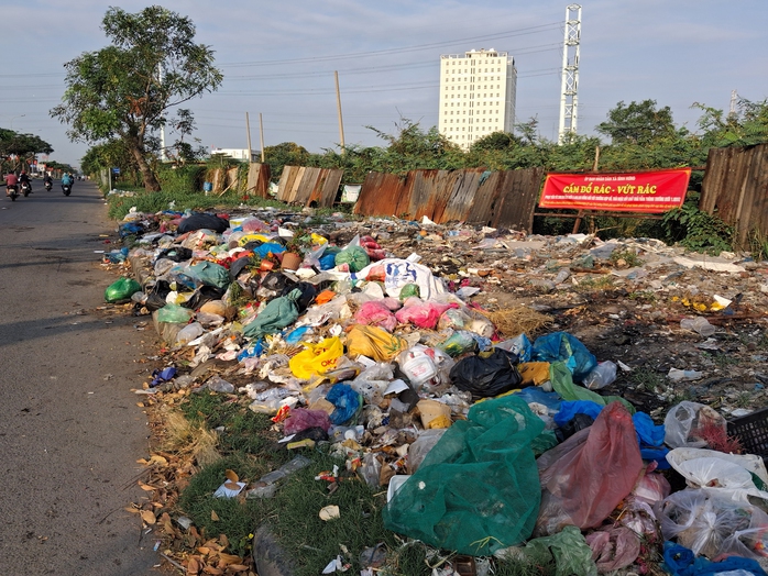 Biển cấm cứ cắm, r&aacute;c vẫn cứ xả! - Ảnh 1.