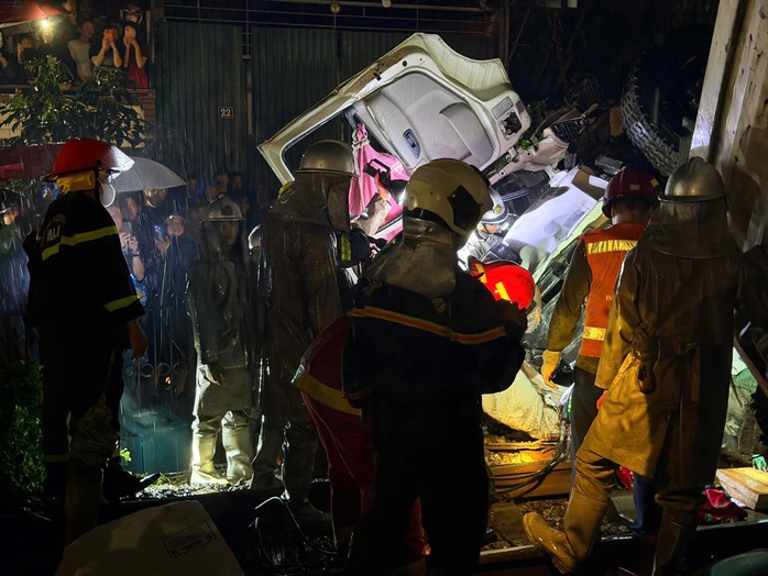 Tai nạn giao th&ocirc;ng nghi&ecirc;m trọng ở H&agrave; Nội khiến t&agrave;i xế xe tải tử vong tại chỗ - Ảnh 3.