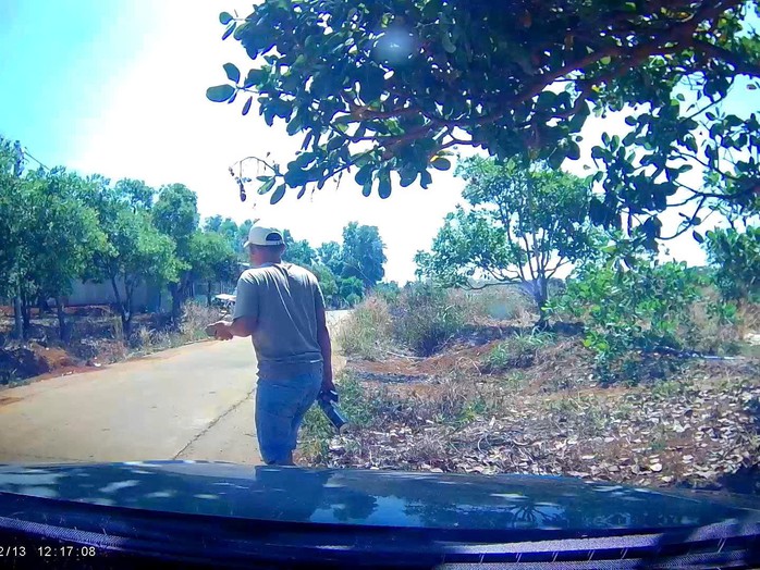 Nh&oacute;m đối tượng h&agrave;nh hung con nợ - Ảnh 1.