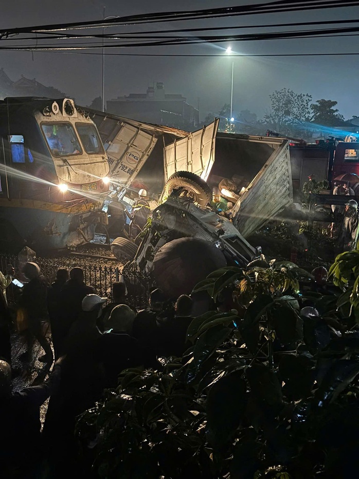 Tai nạn giao th&ocirc;ng nghi&ecirc;m trọng ở H&agrave; Nội khiến t&agrave;i xế xe tải tử vong tại chỗ - Ảnh 2.