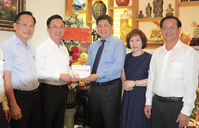 Lãnh đạo TPHCM tri ân các "cây cao bóng cả" ngành y tế - Ảnh 3.