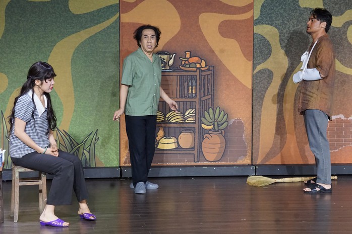 Sân khấu Thiên Đăng chinh phục khán giả, NSƯT Thành Lộc xuất thần với 4 vai mới - Ảnh 2.