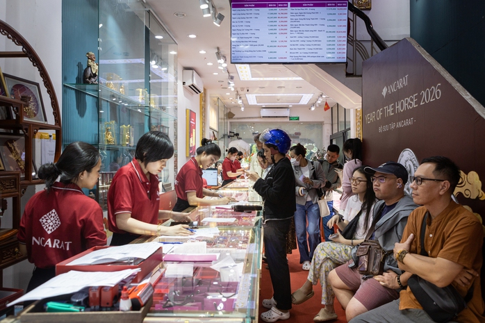 Gi&aacute; v&agrave;ng miếng ng&agrave;y v&iacute;a Thần T&agrave;i 2026 tăng cao , C&ocirc;ng ty v&agrave;ng mở cửa sớm - Ảnh 4.