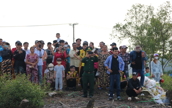 Hàng ngàn người dự lễ hội Nghinh Ông tại Cà Mau chiêm ngưỡng bộ ngọc cốt cá voi 15 tấn - Ảnh 10. Hàng ngàn người dự lễ hội Nghinh Ông tại Cà Mau chiêm ngưỡng bộ ngọc cốt cá voi 15 tấn - Ảnh 10.