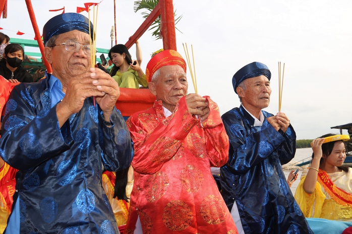 Hàng ngàn người dự lễ hội Nghinh Ông tại Cà Mau chiêm ngưỡng bộ ngọc cốt cá voi 15 tấn - Ảnh 11. Hàng ngàn người dự lễ hội Nghinh Ông tại Cà Mau chiêm ngưỡng bộ ngọc cốt cá voi 15 tấn - Ảnh 11.