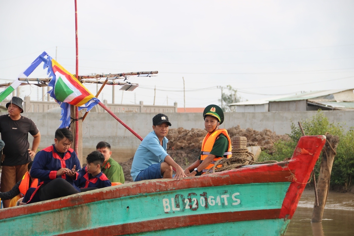 Hàng ngàn người dự lễ hội Nghinh Ông tại Cà Mau chiêm ngưỡng bộ ngọc cốt cá voi 15 tấn - Ảnh 13. Hàng ngàn người dự lễ hội Nghinh Ông tại Cà Mau chiêm ngưỡng bộ ngọc cốt cá voi 15 tấn - Ảnh 13.